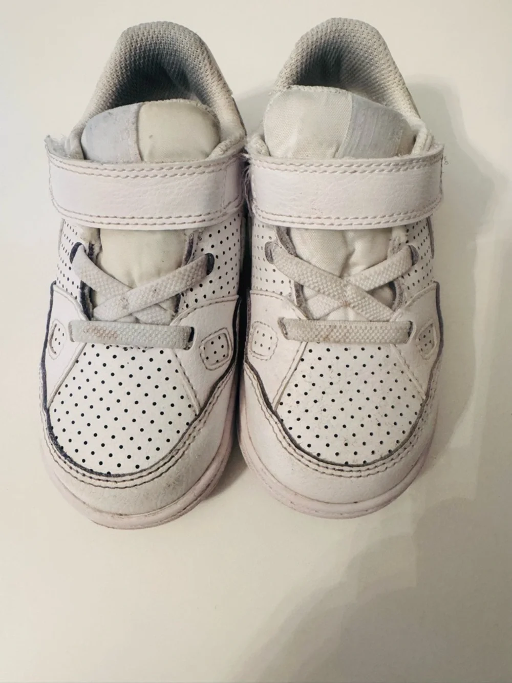 Nike 8C Kids White Perforated Velcro Sneakers, unisex - Picture 2 of 5